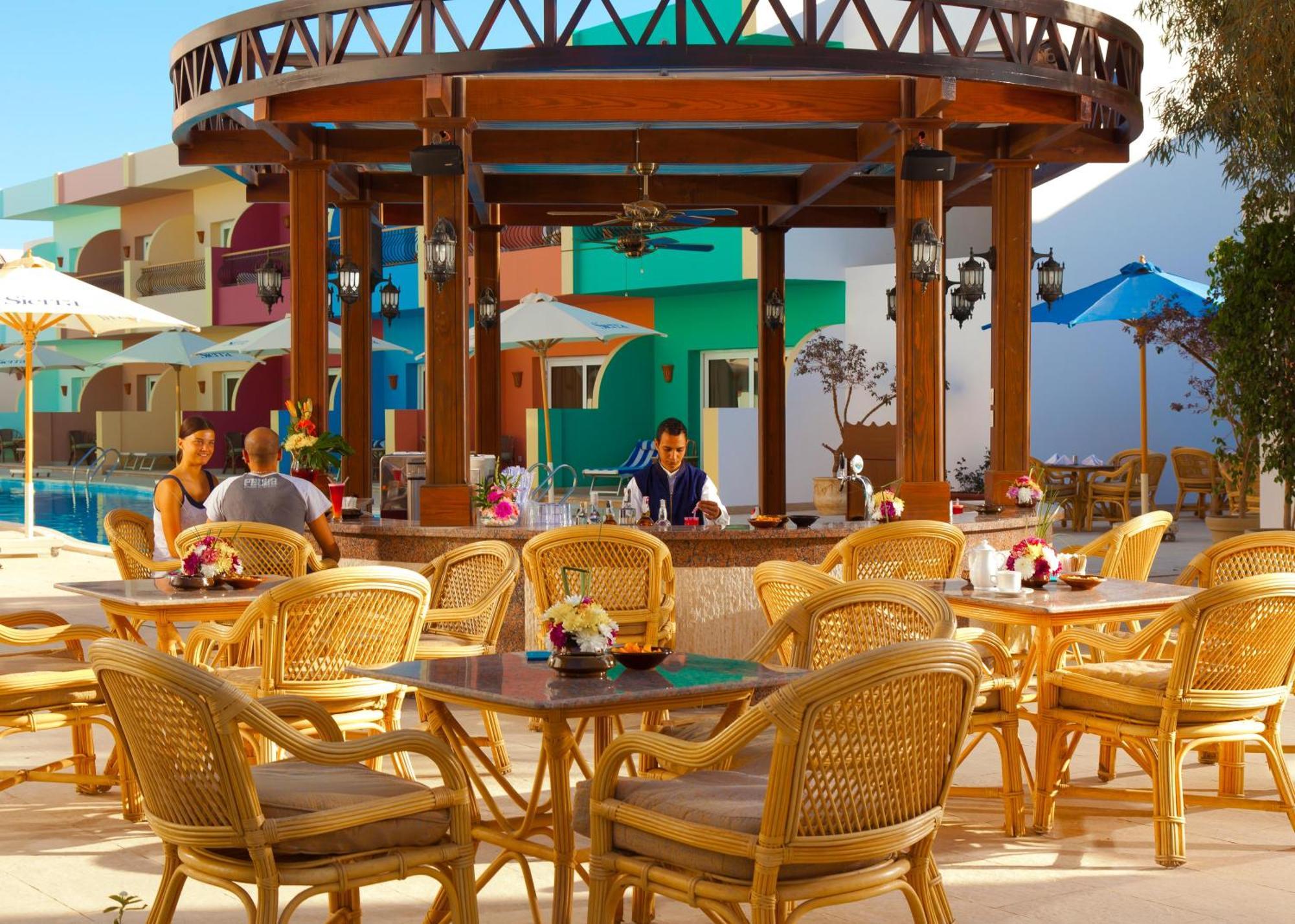 沙姆沙伊赫塞拉酒店 外观 照片 The pool bar at the Hilton Sharm El Sheikh