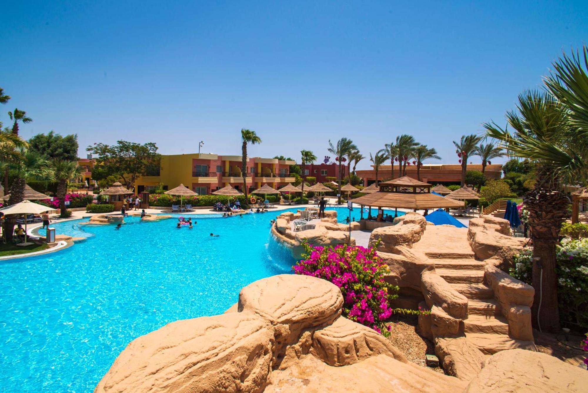 沙姆沙伊赫塞拉酒店 外观 照片 A swimming pool at a resort in Egypt