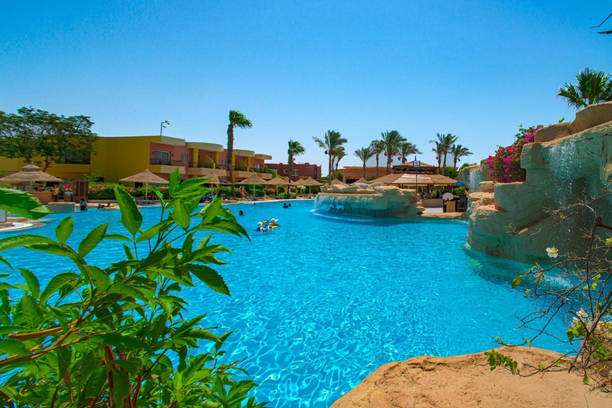 沙姆沙伊赫塞拉酒店 外观 照片 A swimming pool at a resort in Egypt