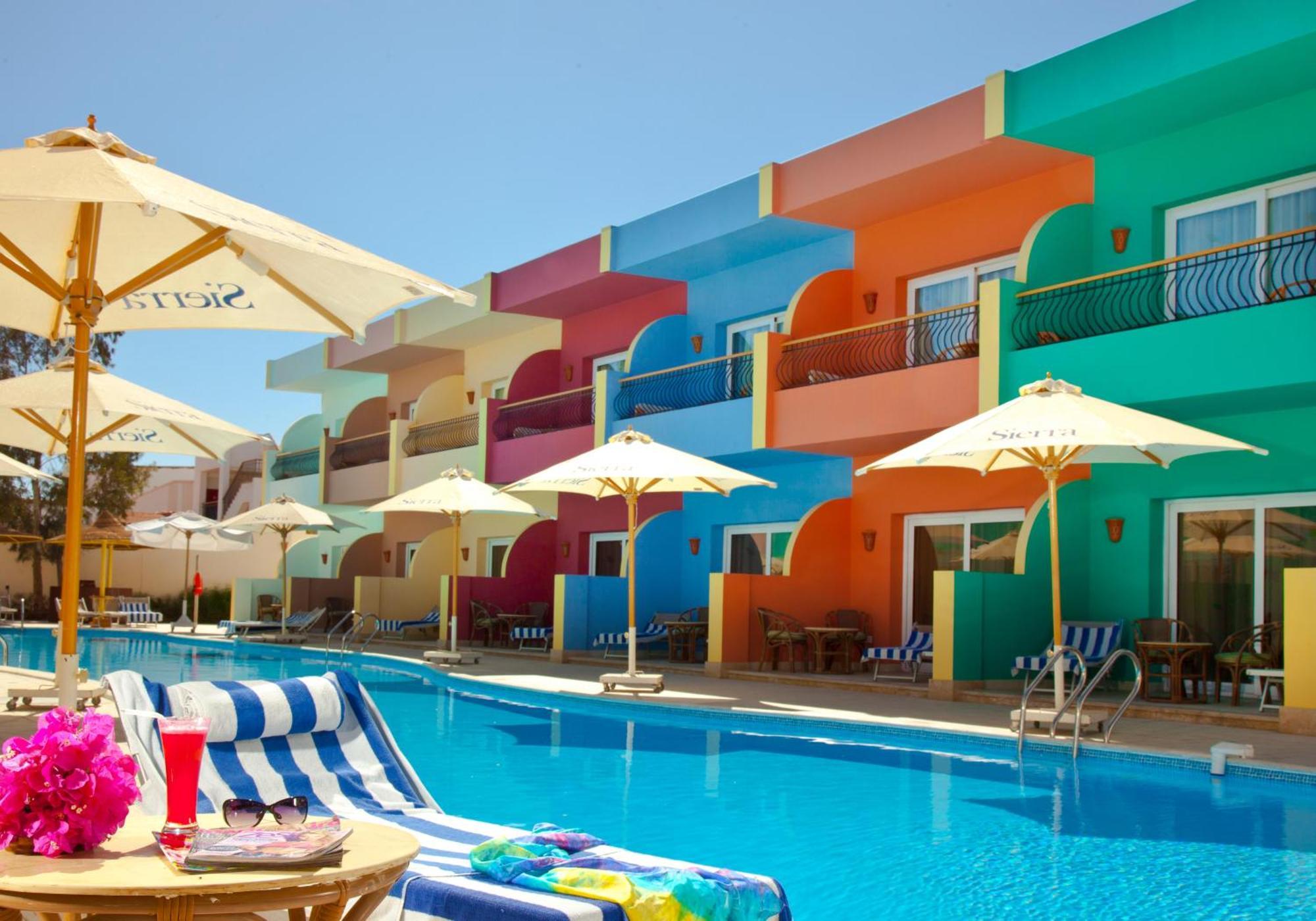 沙姆沙伊赫塞拉酒店 外观 照片 A pool at a resort in Egypt