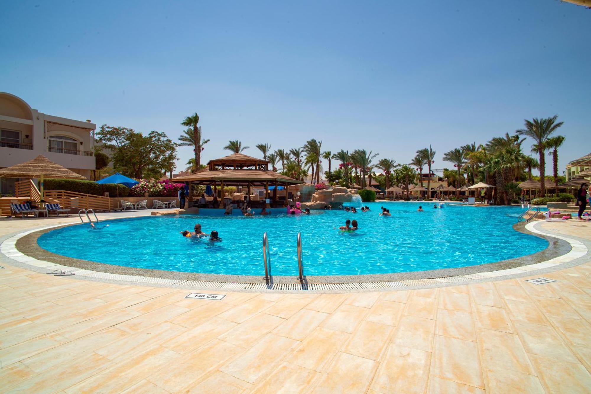 沙姆沙伊赫塞拉酒店 外观 照片 A swimming pool at a resort in Egypt