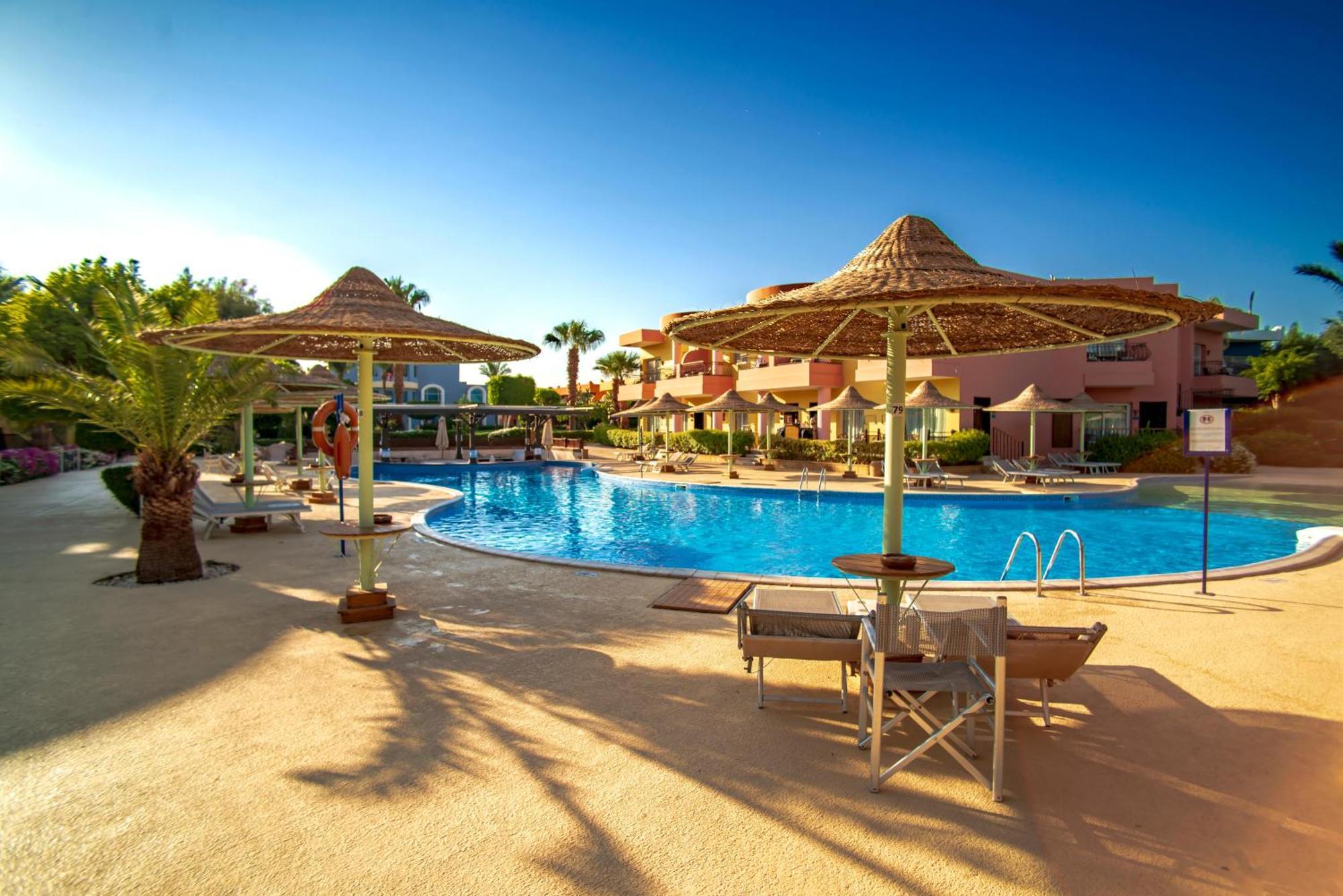 沙姆沙伊赫塞拉酒店 外观 照片 A pool at a resort in Egypt
