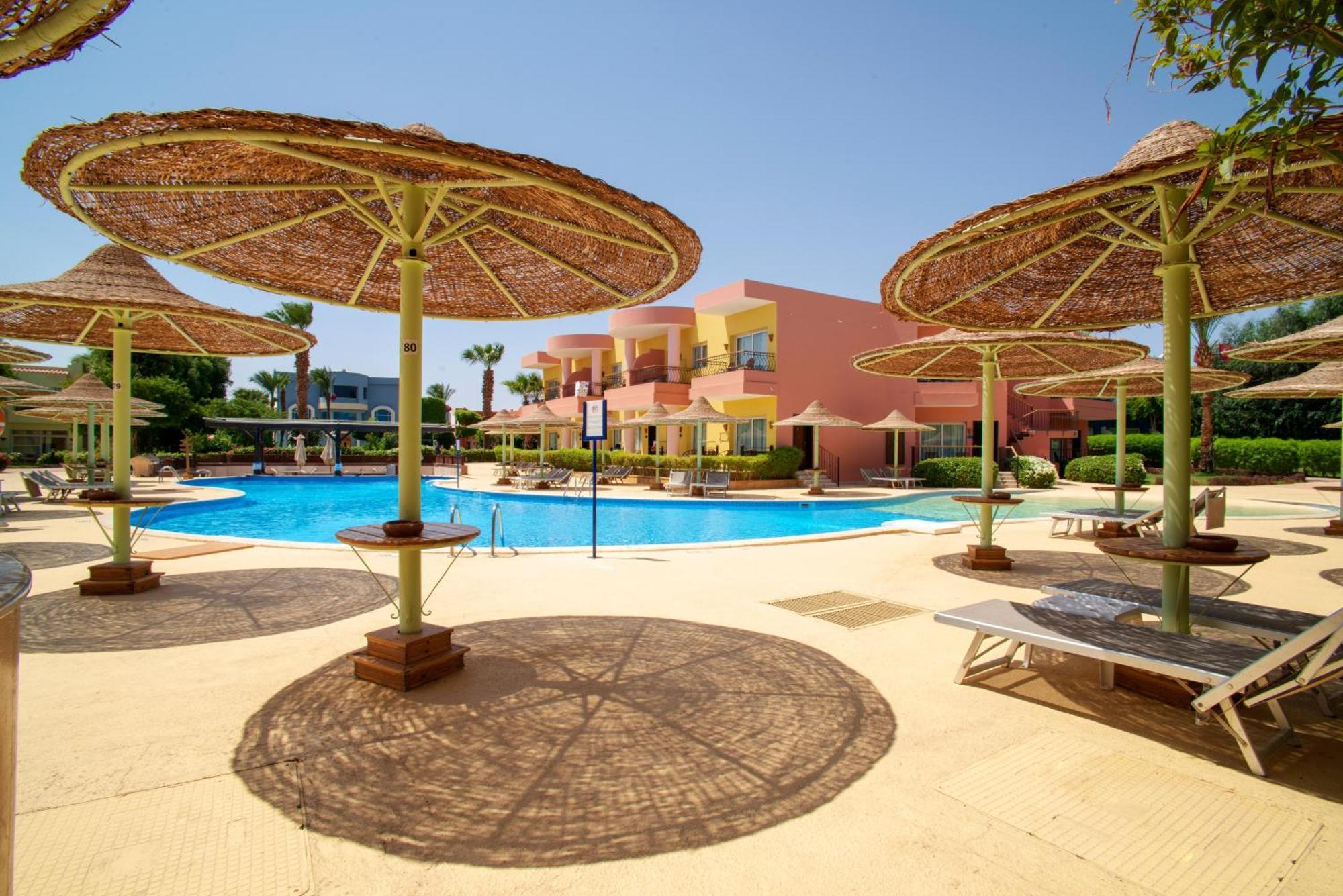 沙姆沙伊赫塞拉酒店 外观 照片 A pool at a resort in Egypt